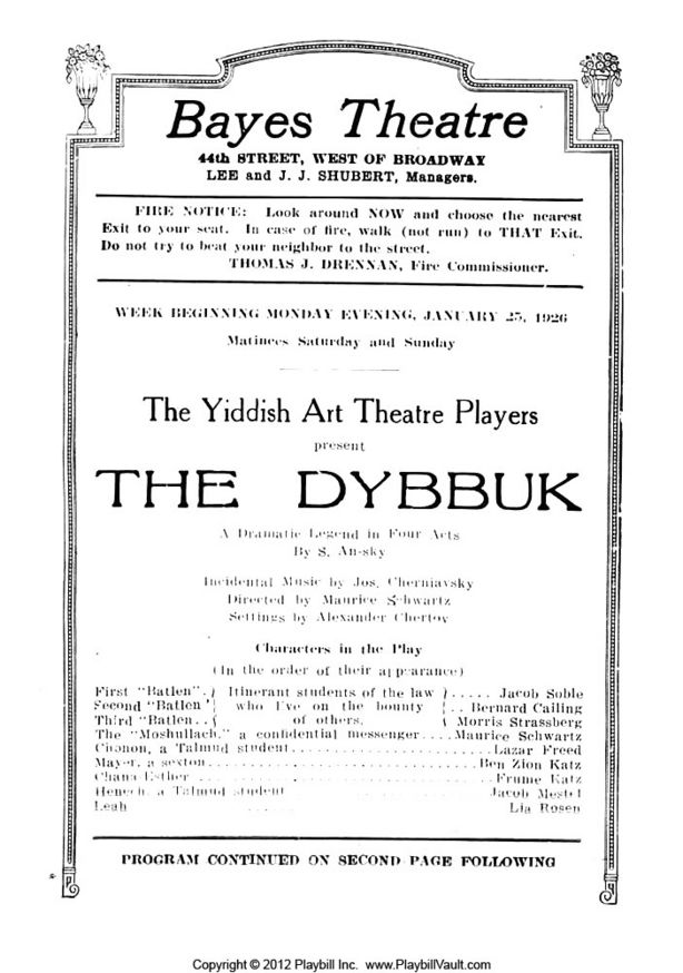 [Translate to English:] Ein historisches Programmheft des "Bayes Theatre" auf Englisch. Das Heft bewirbt ein Stück mit dem Titel "THE DYBBUK", beschrieben als "A Dramatic Legend in Four Acts" von S. An-sky. Es werden auch die Hauptfiguren des Stücks und ihre Darsteller aufgelistet.