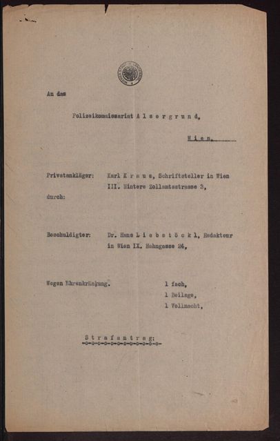 Illustration of a legal document page with the heading 'Criminal complaint', relating to a legal case between Karl Kraus, a writer in Vienna, as private prosecutor and Dr. Hans Liebstöckl, an editor, as defendant for defamation. The address of the Alsergrund police station in Vienna and the addresses of the parties involved are given. Additional notes on the document parts, such as '1 compartment, 1 enclosure, 1 power of attorney' are noted at the bottom. 