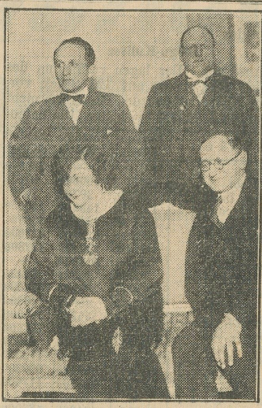Eine alte scharz-weiß Fotografie die 4 Personen, 3 Männer und eine Frau darstellt.